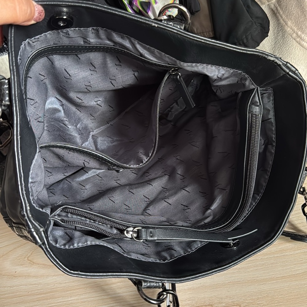 Simply Vera Vera Wang Black Leather Tote with Croc-Texture Trim - Picture 4 of 13